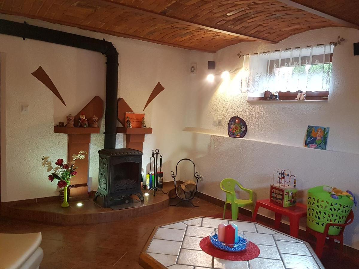 Kornelia Goscinne Homestay *